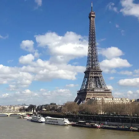 4p Face Tour Eiffel * باريس